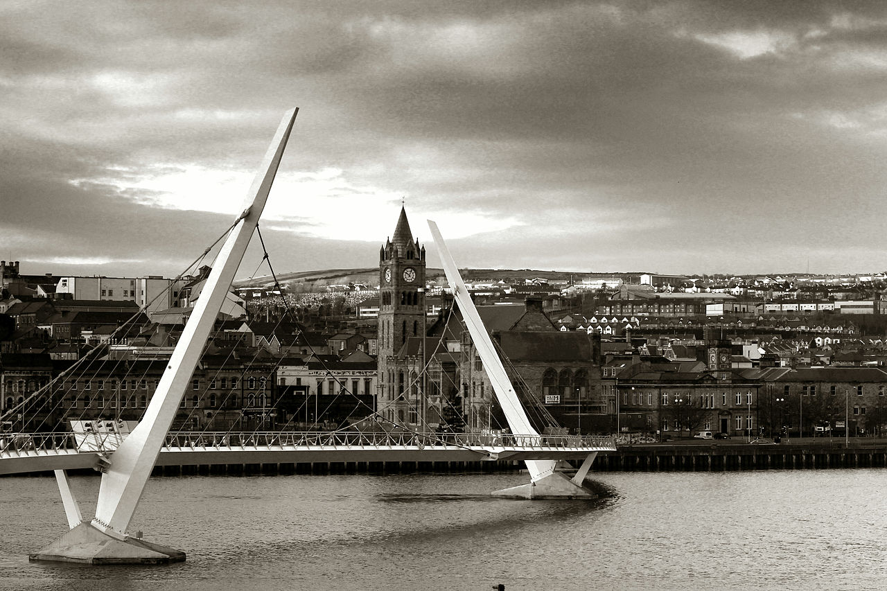 https://commons.wikimedia.org/wiki/File:Peace_bridge_Derry_2012.jpg