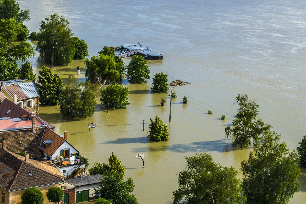 Floods by a coastline