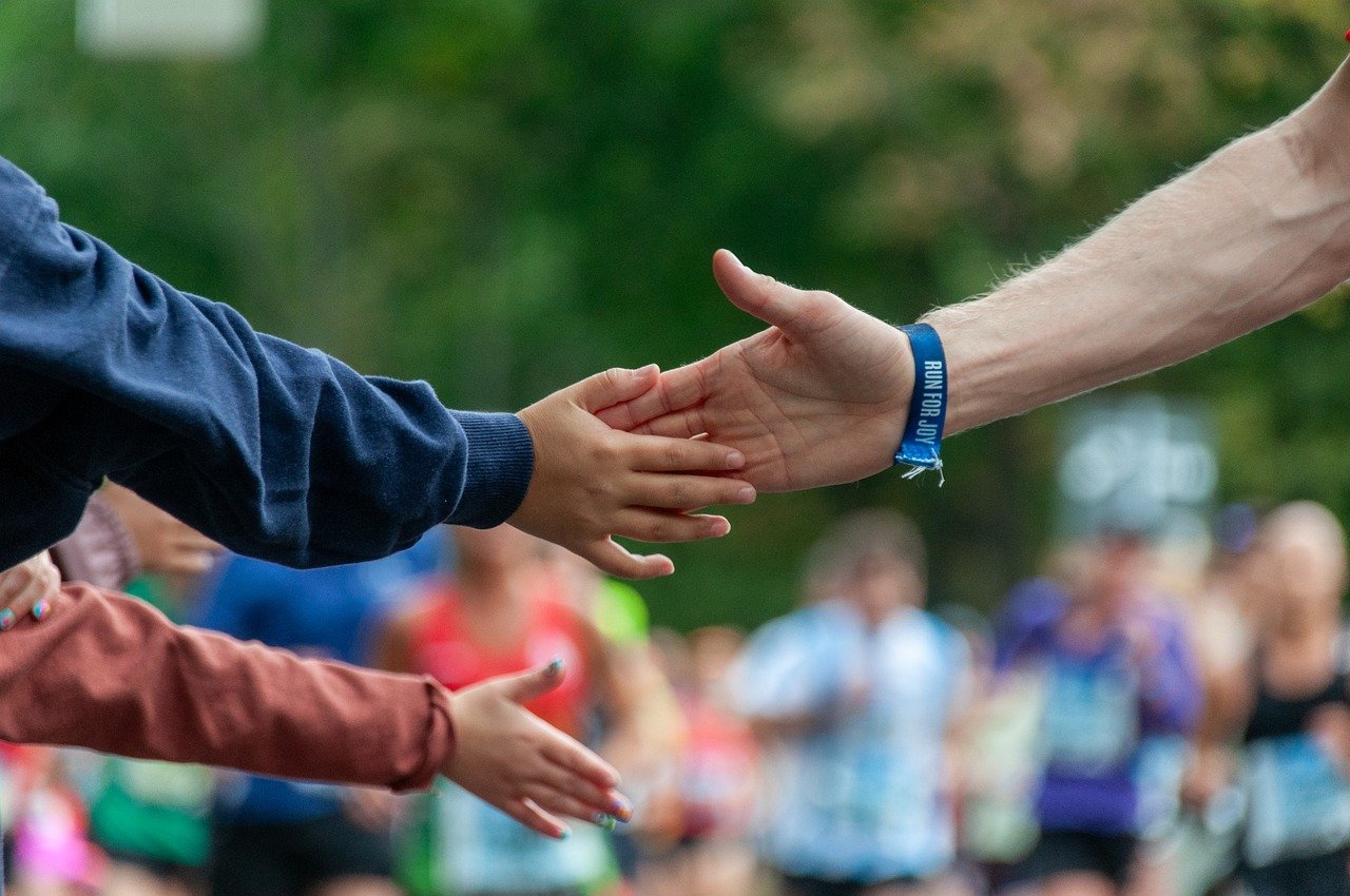 a picture of a person encouraging a marathon runner